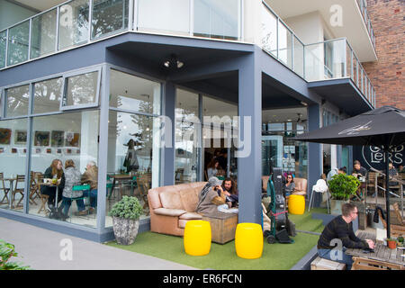 Café Café shop à Dee pourquoi sur Sydney;s plages du nord,avec les usagers bénéficiant d'Australie,petit-déjeuner dimanche Banque D'Images