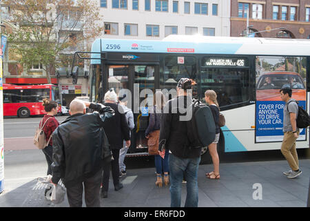 À l'arrêt de bus de Sydney à Broadway, près de la gare centrale, le centre-ville de Sydney, Australie Banque D'Images