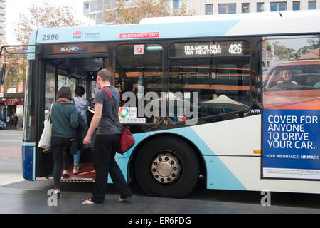 À l'arrêt de bus de Sydney à Broadway, près de la gare centrale, le centre-ville de Sydney, Australie Banque D'Images