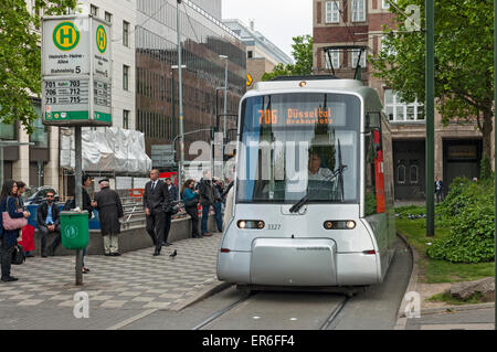 Le tramway moderne dans le centre-ville de Düsseldorf sur la route qui en 2016 est destinée à être remplacée par la nouvelle ligne de métro, Allemagne Banque D'Images