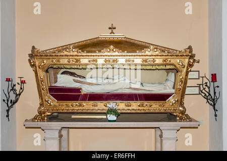 La relique momifiée de l'Ugolino béni delle Caminate dans la petite église San Donato in Belvedere Fogliense, Italie Banque D'Images