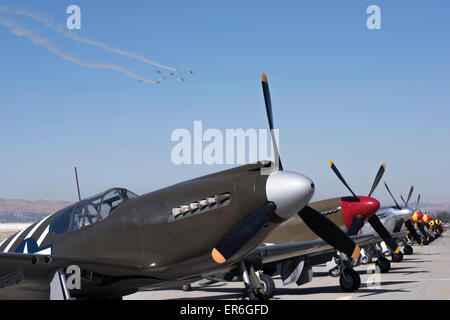 WW2 les avions de combat sur le terrain et dans l'air Banque D'Images