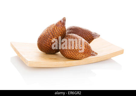 Salak fruits sur plaque de bois isolé sur fond blanc. Fruits tropicaux, la cuisine asiatique et de manger. Banque D'Images