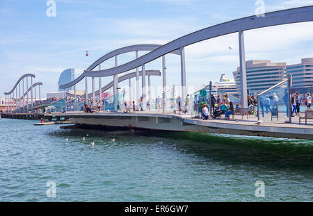 Les gens se promener sur le pont de Rambla de Mar à Barcelone Banque D'Images