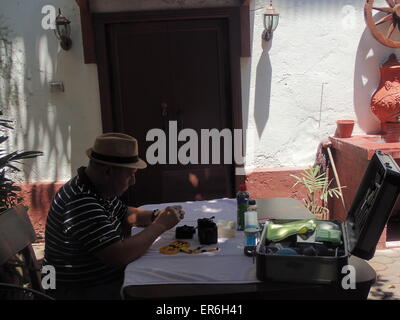 Aux Philippines. 27 mai, 2015. M. Manny innombrables, propriétaire de l'appareil photo musée est vu fixer un Kodak Brownie Hawkeye dysfonctionnel. © Sherbien Dacalanio/Pacific Press/Alamy Live News Banque D'Images