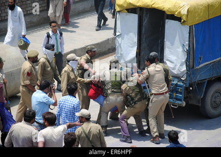 Srinagar, au Cachemire. 28 mai, 2015. Lati-charge de la police pour disperser le salaire journalier et l'employé contractuel de différents départements qui réclament la régularisation de leurs services à proximité de la fonction secrétariat à Srinagar le jeudi 28 mai 2015 Credit : NISARGMEDIA/Alamy Live News Banque D'Images