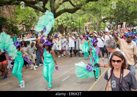 La Nouvelle-Orléans, Louisiane - Le Divin Mesdames Social Aid and Pleasure Club's parade de deuxième ligne. Banque D'Images