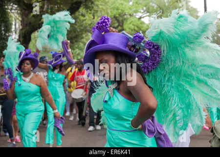 La Nouvelle-Orléans, Louisiane - Le Divin Mesdames Social Aid and Pleasure Club's parade de deuxième ligne. Banque D'Images