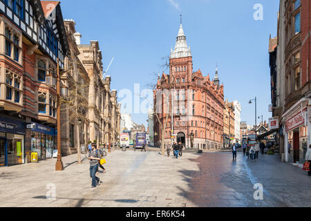 La rue Queen et King Street dans le centre-ville de Nottingham, divisé par un bâtiment classé grade 2 conçu par Fothergill Watson. Nottingham, Angleterre, Royaume-Uni. Banque D'Images