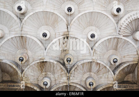 L'abstrait cercles de pierres de construction en cascade, Erevan, Arménie. Banque D'Images