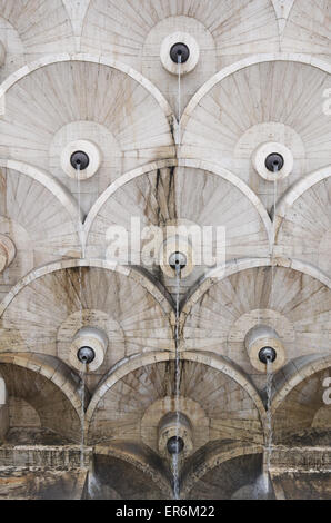 L'abstrait cercles de pierres de construction en cascade, Erevan, Arménie. Banque D'Images