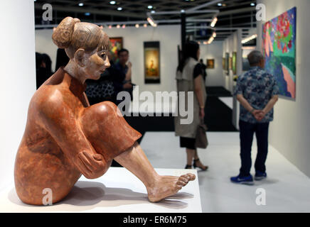 Hong Kong, Chine. 28 mai, 2015. Les visiteurs assistent à l'aperçu de Christie's Hong Kong 2015 La saison du printemps à Hong Kong, en Chine, le 28 mai 2015. L'adjudication aura lieu du 30 mai au 3 juin. © Li Peng/Xinhua/Alamy Live News Banque D'Images