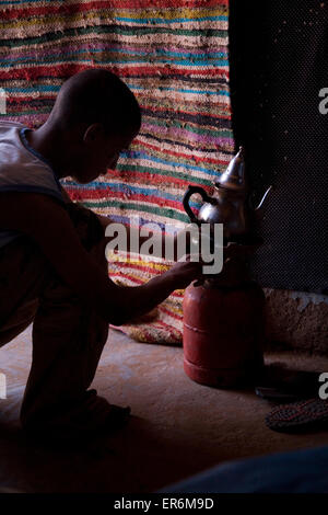 Garçon Berbère marocain, thé à la menthe, M'Hamid, Maroc Banque D'Images