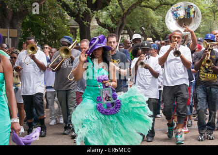 La Nouvelle-Orléans, Louisiane - Le Divin Mesdames Social Aid and Pleasure Club's parade de deuxième ligne. Banque D'Images