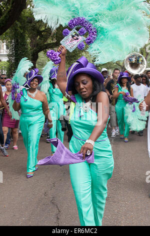 La Nouvelle-Orléans, Louisiane - Le Divin Mesdames Social Aid and Pleasure Club's parade de deuxième ligne. Banque D'Images