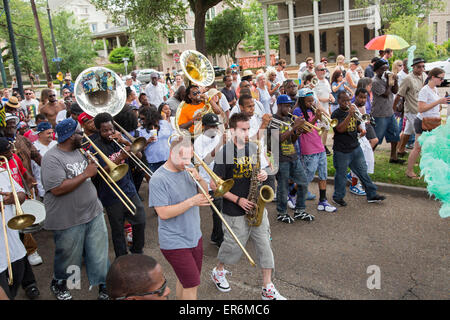 La Nouvelle-Orléans, Louisiane - une fanfare suit les danseurs dans le Divin Mesdames Social Aid and Pleasure Club's parade de deuxième ligne Banque D'Images