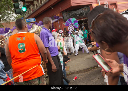 La Nouvelle-Orléans, Louisiane - Le Divin Mesdames Social Aid and Pleasure Club's parade de deuxième ligne. Banque D'Images