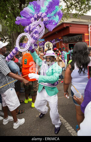 La Nouvelle-Orléans, Louisiane - Le Divin Mesdames Social Aid and Pleasure Club's parade de deuxième ligne. Banque D'Images