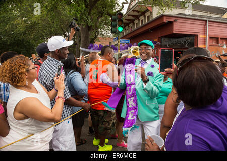 La Nouvelle-Orléans, Louisiane - Le Divin Mesdames Social Aid and Pleasure Club's parade de deuxième ligne. Banque D'Images