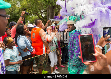 La Nouvelle-Orléans, Louisiane - Le Divin Mesdames Social Aid and Pleasure Club's parade de deuxième ligne. Banque D'Images