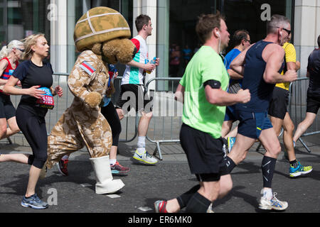 Concurrents fonctionnant à l'exécuter 10 000 Londres Bupa le lundi 25 mai 2015 Banque D'Images