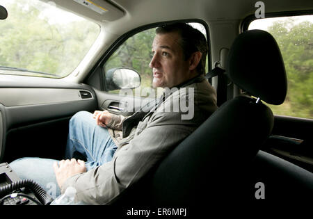 Wimberley, Texas, USA. 27 mai, 2015. Le sénateur américain Ted Cruz R-Texas en véhicule comme il tourne la destruction par l'inondation de la rivière Blanco dans Wimberley, Texas 27 Mai 2015 Banque D'Images