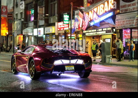 Toronto, Canada. 27 mai, 2015. La voiture du Joker, un Vaydor modifié G34 peut être vu sur l'ensemble de film d'action film : le suicide Squad à Toronto (Ontario) le 27 mai 2015. Credit : Julian Avram/Alamy Live News Banque D'Images