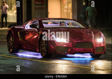 Toronto, Canada. 27 mai, 2015. Stunt double pour Jared Leto's Joker et Margot Robbie's Harley Quinn peut être vu dans une voiture de sport G35 Vaydor sur l'ensemble de film d'action film : le suicide Squad à Toronto (Ontario) le 27 mai 2015. Credit : Julian Avram/Alamy Live News Banque D'Images