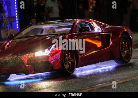 Toronto, Canada. 27 mai, 2015. Stunt double pour Jared Leto's Joker et Margot Robbie's Harley Quinn peut être vu dans une voiture de sport G35 Vaydor sur l'ensemble de film d'action film : le suicide Squad à Toronto (Ontario) le 27 mai 2015. Credit : Julian Avram/Alamy Live News Banque D'Images