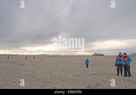 Vue sur plage de galets à l'île d'wahlbergoya hinlopenstretet, et mv fram, de torellneset, sud nordaustlandet Svalbard, Banque D'Images