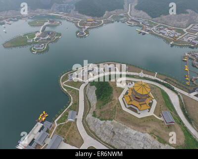 Hangzhou, Chine. 28 mai, 2015. Une vue aérienne du nouveau "Palais d'été', aussi connu sous le nom de "Yuanmingyuan', dans l'Hengdian World Studios à Yiwu, Zhejiang Province de la Chine de l'Est 28 mai 2015. La première phase de la construction d'un nouvel "Ancien Palais d' même taille moyenne avec l'originale à Beijing a été achevée. Credit : Panda Eye/Alamy Live News Banque D'Images