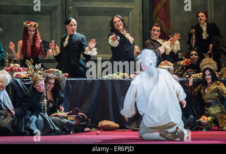 Berlin, Allemagne. 28 mai, 2015. Extras sur scène pendant la répétition de la pièce de la photo "Giulio Cesare in Egitto' dans le Komische Oper Berlin à Berlin, Allemagne, 28 mai 2015. La 1ère lecture le 31 mai 2015. Photo : Lukas SCHULZE/dpa/Alamy Live News Banque D'Images