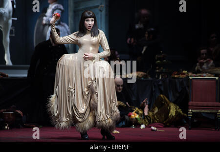 Berlin, Allemagne. 28 mai, 2015. Valentina Farcas comme Cléopâtre (C) joue sur la scène pendant la répétition de la photo play 'Giulio Cesare in Egitto' dans le Komische Oper Berlin à Berlin, Allemagne, 28 mai 2015. La 1ère lecture le 31 mai 2015. Photo : Lukas SCHULZE/dpa/Alamy Live News Banque D'Images