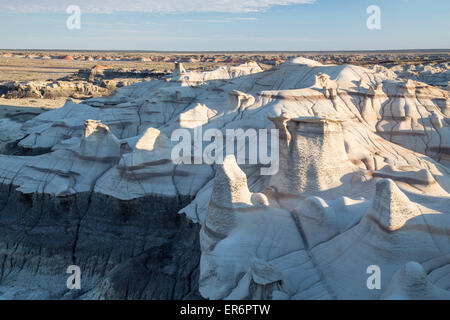 Des formations rocheuses fortement érodées à l'De-Na Bisti Wilderness-Zin dans le comté de San Juan, Nouveau-Mexique. Banque D'Images