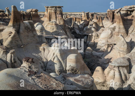 Des formations rocheuses fortement érodées à l'De-Na Bisti Wilderness-Zin dans le comté de San Juan, Nouveau-Mexique. Banque D'Images