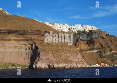 Ville de Fira au bord de falaises abruptes, Santorini, Grèce Banque D'Images