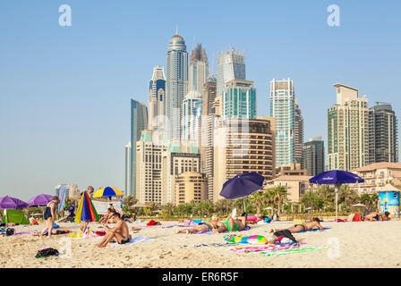 Le soleil sur la plage publique à Dubaï Jumeirah Beach Resort (JBR) , Dubai, Émirats arabes unis, ÉMIRATS ARABES UNIS, Moyen Orient Banque D'Images