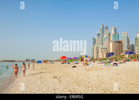 Les baigneurs et les touristes sur la plage publique à Dubaï Jumeirah Beach Resort (JBR) , Dubai, Émirats arabes unis, ÉMIRATS ARABES UNIS, Moyen Orient Banque D'Images