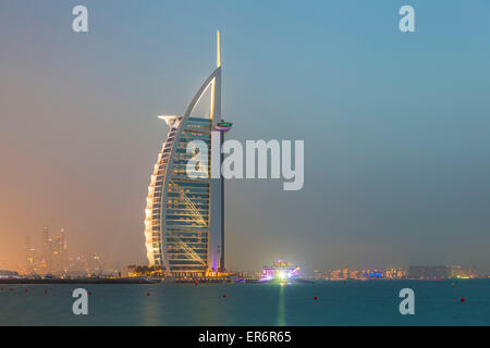 Hôtel Burj al Arab de Dubaï de nuit Dubaï, Émirats arabes unis, ÉMIRATS ARABES UNIS Banque D'Images