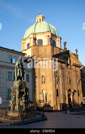 Prague : Statue de Charles IV en chevaliers de la Croix Square Banque D'Images
