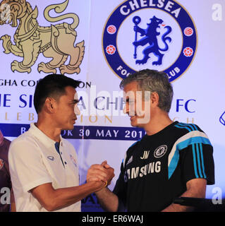 Bangkok, Thaïlande. 28 mai, 2015. Kiatisuk Senamuang (gauche) La Thaïlande All-Stars FC manager accueille Jose Mourinho (droite) Chelsea FC manager lors d'une conférence de presse avant d'affronter l'équipe All-Stars en Thaïlande le 30 mai 2015 à Bangkok dans le cadre de l'avant-saison de l'équipe de tournée en Asie. © Vichan Poti/Pacific Press/Alamy Live News Banque D'Images