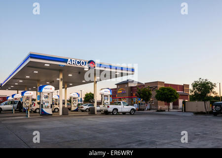 Un Arco Station service à Modesto en Californie Banque D'Images