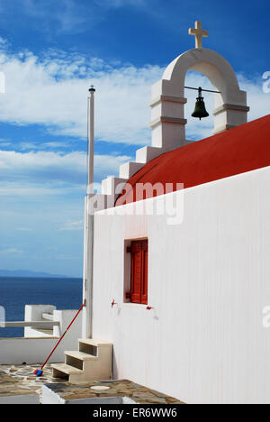 Église orthodoxe grecque avec toit rouge, Agios Stefanos, Mykonos, Cyclades, Iles grecques, Grèce Banque D'Images