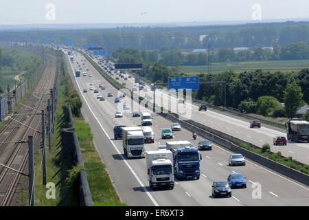 Rüsselsheim, Allemagne. 22 mai, 2015. Le trafic sur l'autoroute A3 se déplace sans interruption près de Rüsselsheim, Allemagne, 22 mai 2015. Les pistes de la Deutsche Bahn se trouvent sur la gauche. Dans l'arrière-plan un avion commence à partir de l'aéroport de Francfort. Photo : Roland Holschneider/dpa/Alamy Live News Banque D'Images