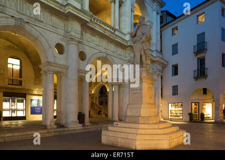 Statue de l'architecte Andrea Palladio à la Piazza dei Signori à Vicenza en Italie. Banque D'Images
