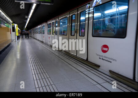 La station de métro TMB avec train, Barcelone, Espagne Banque D'Images