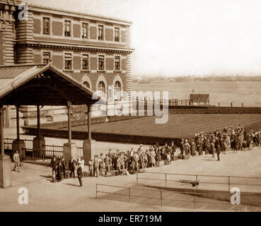 Les immigrants arrivant à Ellis Island New York 1900 pré Banque D'Images