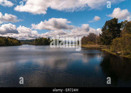 Loch Insh Kincraig vu du pont, avec Marg na Craige dans la distance. Banque D'Images