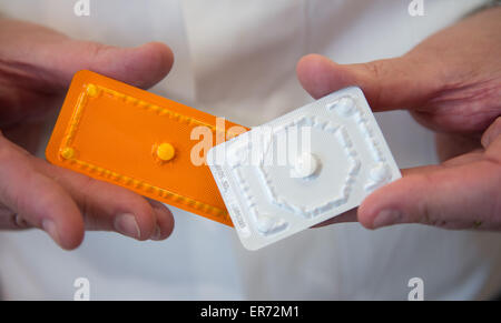 Hambourg, Allemagne. Apr 29, 2015. Un pharmacien détient les composés PiDaNa (l) et de l'ellaOne de la société HRA Pharma à Hambourg, Allemagne, 29 avril 2015. Photo : Daniel Reinhardt/dpa/Alamy Live News Banque D'Images