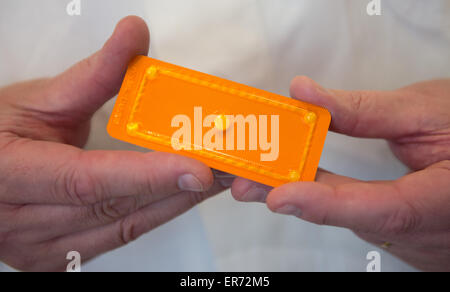 Hambourg, Allemagne. Apr 29, 2015. Un pharmacien détient le PiDaNa composé de la société HRA Pharma à Hambourg, Allemagne, 29 avril 2015. Photo : Daniel Reinhardt/dpa/Alamy Live News Banque D'Images